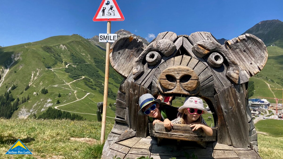 Strahlende Gesichter beim Fotopunkt der Bärenpiste in Serfaus-Fiss-Ladis Tirol Österreich | © Serfaus-Fiss-Ladis Marketing GmbH