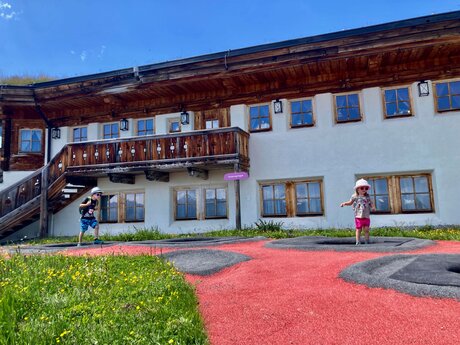 Kinder überwinden Hindernisse am Lassida in Tirol im Motoriktrail | © Serfaus-Fiss-Ladis Marketing GmbH