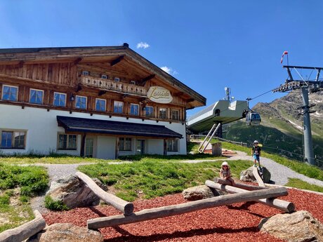 Geschicklichkeit ist am Motoriktrail beim Restaurant Lassida gefragt | © Serfaus-Fiss-Ladis Marketing GmbH