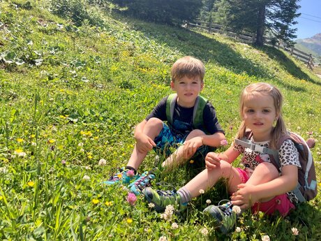 Pausen sind beim Wandern mit Kindern sehr wichtig. Familienwanderungen in Serfaus-Fiss-Ladis in Tirol | © Serfaus-Fiss-Ladis Marketing GmbH
