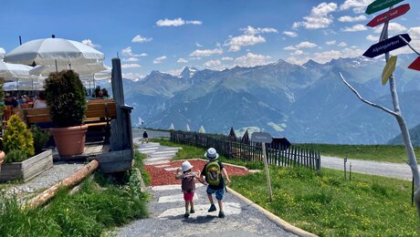 Kinder beim Wandern am Lassida in Serfaus-Fiss-Ladis Tirol Österreich | © Serfaus-Fiss-Ladis Marketing GmbH