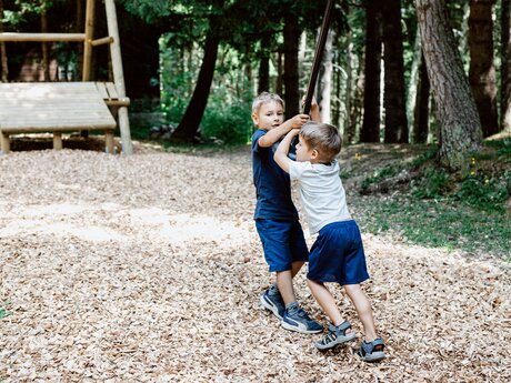 Schaukeln, Rutschen und vieles mehr gibt es im Grillpark in Rabuschl zwischen Fiss und Ladis | ©  Serfaus-Fiss-Ladis Marketing GmbH | Rene Raggl