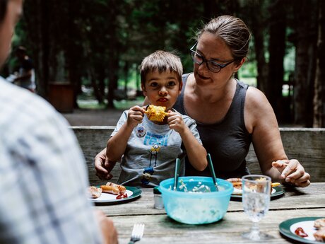 Der Grillplatz Rabuschl eignet sich perfekt für gemeinsame Familienzeit in Serfaus Fiss Ladis in Tirol | ©  Serfaus-Fiss-Ladis Marketing GmbH | Rene Raggl