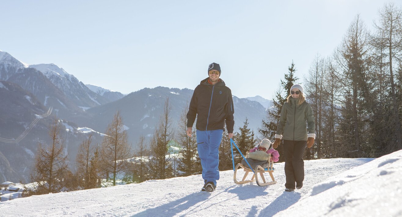 Kleinkind auf Rodel Winterwanderung Serfaus Fiss Ladis Winterwanderer spazieren zum Aussichspunkt Falterjöchl Serfaus-Fiss-Ladis | © Serfaus-Fiss-Ladis Marketing GmbH | Andreas Kirschner