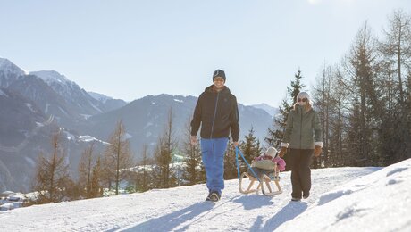Kleinkind auf Rodel Winterwanderung Serfaus Fiss Ladis Winterwanderer spazieren zum Aussichspunkt Falterjöchl Serfaus-Fiss-Ladis | © Serfaus-Fiss-Ladis Marketing GmbH | Andreas Kirschner