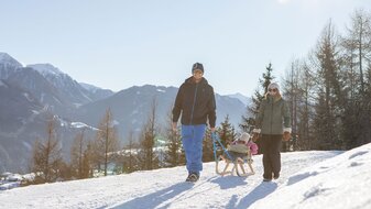 Kleinkind auf Rodel Winterwanderung Serfaus Fiss Ladis Winterwanderer spazieren zum Aussichspunkt Falterjöchl Serfaus-Fiss-Ladis | © Serfaus-Fiss-Ladis Marketing GmbH | Andreas Kirschner