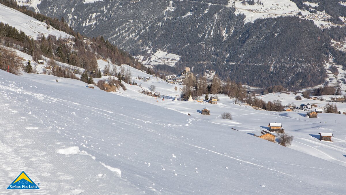 Ladis im Winter Blick auf Burg und Indianerdorf Winterwandern in Serfaus-Fiss-Ladis in Tirol | © Serfaus-Fiss-Ladis Marketing GmbH | Andreas Kirschner