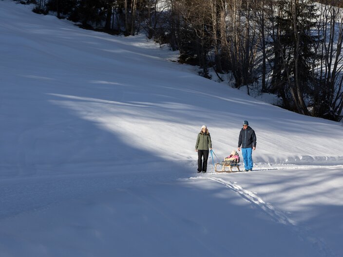 Winterwandern mit Kleinkind auf Rodel in Serfaus-Fiss-Ladis Blogbeitrag Wandertipp im Winter | © Serfaus-Fiss-Ladis Marketing GmbH | Andreas Kirschner