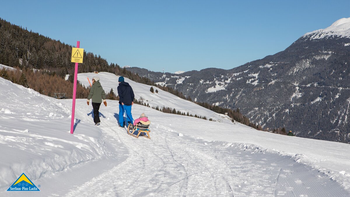 Winterwanderer queren Piste Winterwandern in Serfaus-Fiss-Ladis in Tirol | © Serfaus-Fiss-Ladis Marketing GmbH | Andreas Kirschner