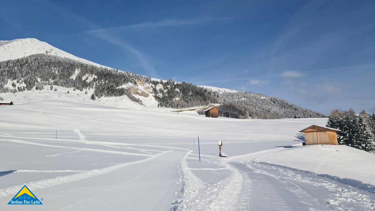 Winterlandschaft mit Heustadeln oberhalb vom Wolfsee in Serfaus-Fiss-Ladis Loipenstart Langlaufen Winterwandern | © Serfaus-Fiss-Ladis Marketing GmbH