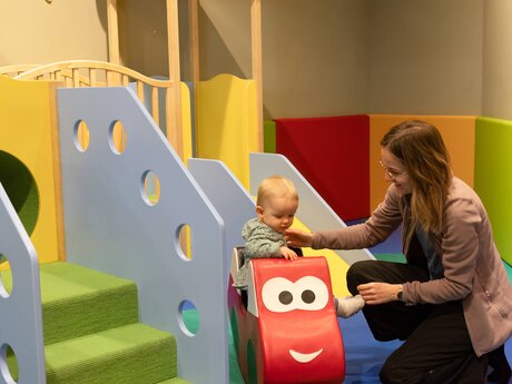 Spielen mit weichen Matten und Elementen  Spielplatz im Skidepot in Fiss Talstation Serfaus-Fiss-Ladis in Tirol | © Serfaus-Fiss-Ladis Marketing GmbH | Andreas Kirschner