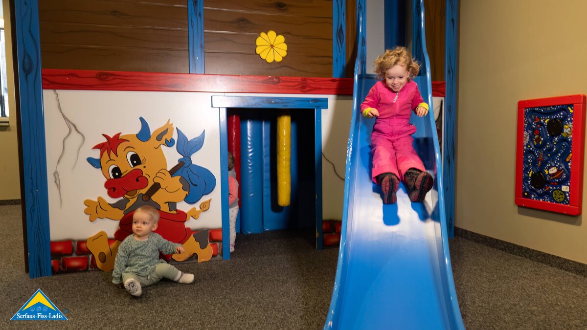 Mädchen rutscht auf einer Rutsche herunter indoor Spielplatz im Skidepot in Serfaus-Fiss-Ladis  in Tirol | © Serfaus-Fiss-Ladis Marketing GmbH | Andreas Kirschner