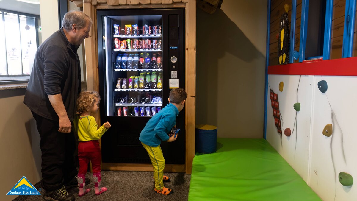 Getränke- und Snackautomat Spielplatz für Kleinkinder an der Talstation der Schönjochbahn Serfaus-Fiss-Ladis in Tirol | © Serfaus-Fiss-Ladis Marketing GmbH | Andreas Kirschner
