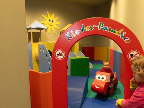 Softplayanlage für Kleinkinder Spielplatz Winterurlaub in Serfaus-Fiss-Ladis in Tirol | © Serfaus-Fiss-Ladis Marketing GmbH | Andreas Kirschner