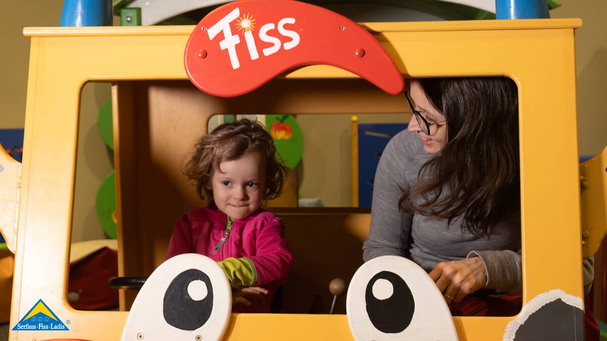Mutter und Tochter sitzen in der Flotten Berta Familienregion Serfaus-Fiss-Ladis Tirol Maskottchen Berta die Kuh | © Serfaus-Fiss-Ladis Marketing GmbH | Andreas Kirschner