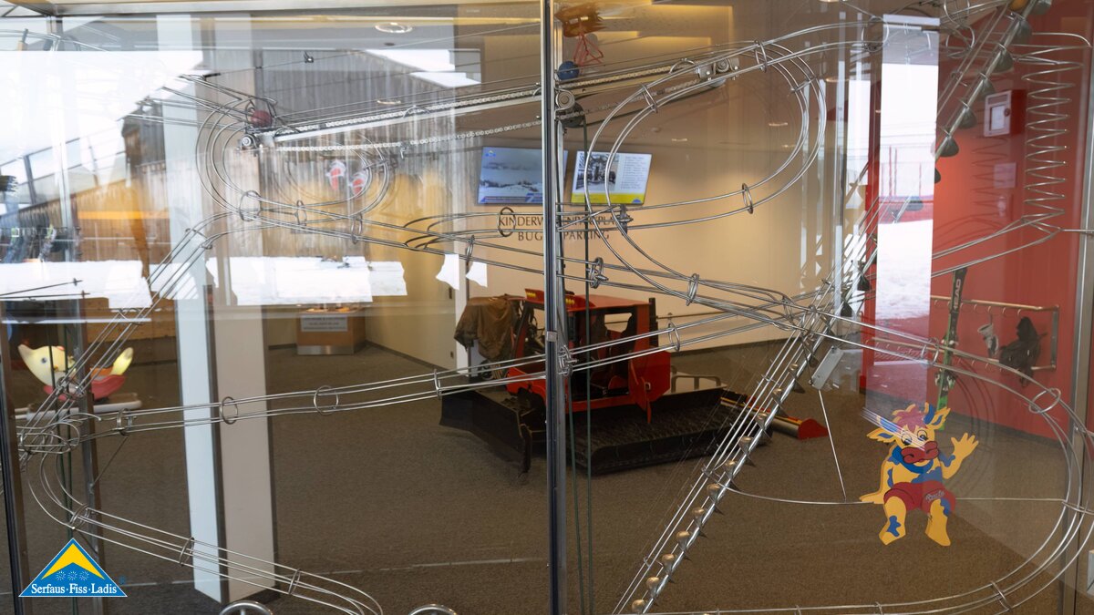 Pistenbully und Murmelspiel im Skidepot an der Talstation in Fiss Spielplatz Familienregion Serfaus-Fiss-Ladis in Tirol | © Serfaus-Fiss-Ladis Marketing GmbH | Andreas Kirschner