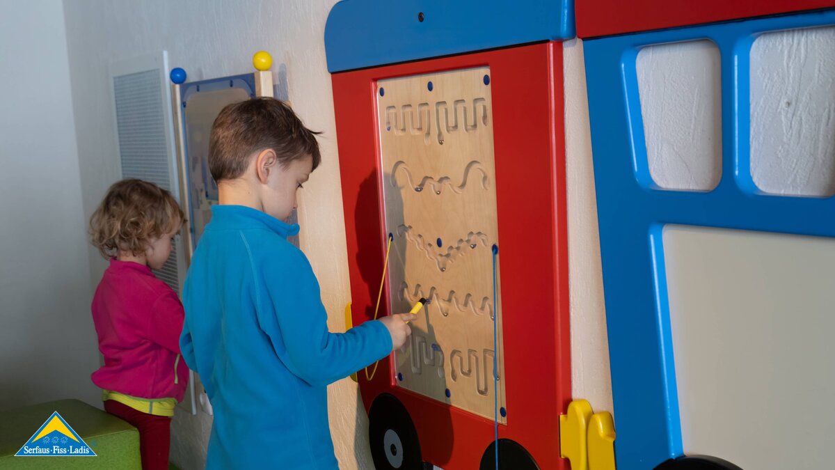 Indoor Spielplatz Kids Loft in der Sonnenburg Kinder spielen ein Magnetspiel Familienregion Serfaus-Fiss-Ladis Ausflugtipps Tirol mit Kindern | © Serfaus-Fiss-Ladis Marketing GmbH | Andreas Kirschner