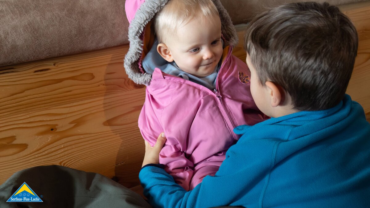 Kleinkind und kleiner Junge schauen sich an Spielplätze-Test für verschiedene Altersgruppen Serfaus-Fiss-Ladis Tirol | © Serfaus-Fiss-Ladis Marketing GmbH | Andreas Kirschner