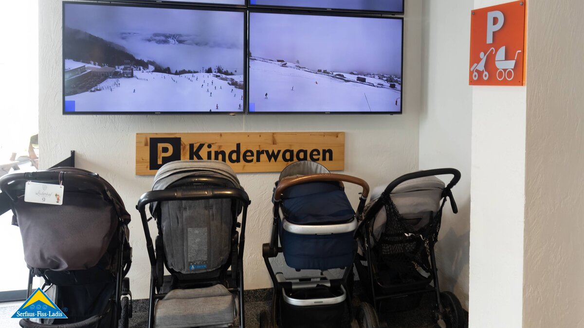 Abgestellte Kinderwagen im Restaurant Sonnenburg Urlaub mit Kleinkind in Serfaus-Fiss-Ladis Erfahrungsbericht Blog | © Serfaus-Fiss-Ladis Marketing GmbH | Andreas Kirschner