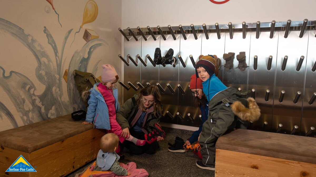 Schuhtrockner Bergrestaurant Sonnenburg Familie bei Ausziehen der Schuhe Serfaus-Fiss-Ladis in Tirol | © Serfaus-Fiss-Ladis Marketing GmbH | Andreas Kirschner