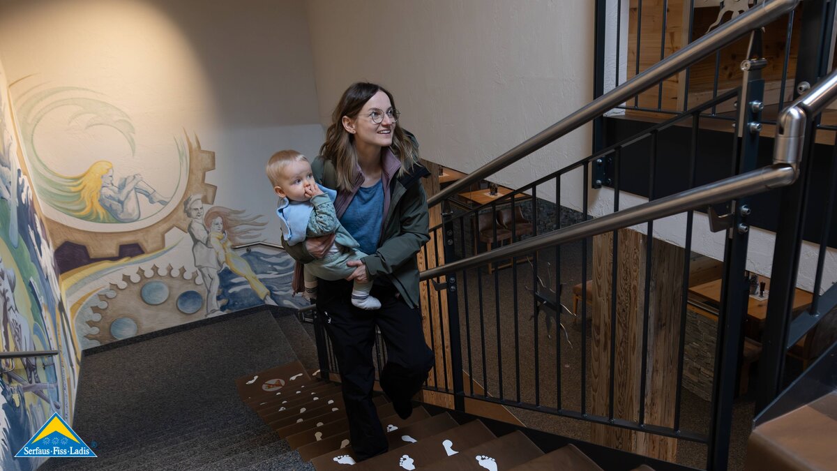 Stiegenhaus hoch zum Kids Loft indoor Spielplatz in einem Bergrestaurant Serfaus-Fiss-Ladis Tirol | © Serfaus-Fiss-Ladis Marketing GmbH | Andreas Kirschner