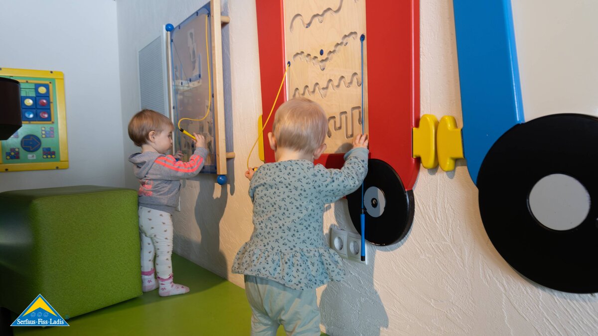 Zwei kleine Mädchen spielen ein Magnetspiel Kids Loft indoor spielen in Serfaus-Fiss-Ladis Winterurlaub ohne Skifahren Tirol Tipps | © Serfaus-Fiss-Ladis Marketing GmbH | Andreas Kirschner