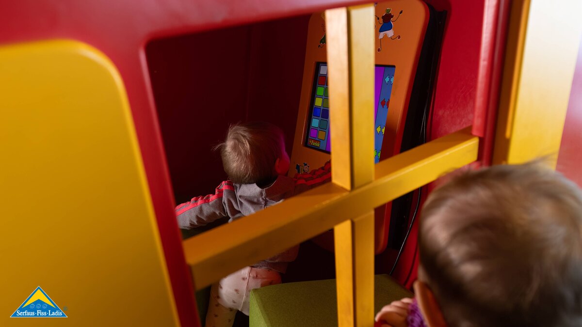 Spielehaus mit Malspiel Kleinkind indoor spielen Sonnenburg in Serfaus-Fiss-Ladis Tirol | © Serfaus-Fiss-Ladis Marketing GmbH | Andreas Kirschner
