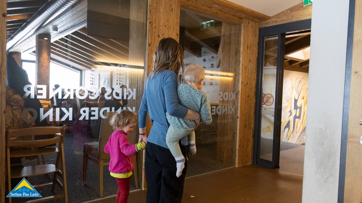 Separater Essbereich neben Kids Loft indoor Spielplatz Sonnenburg Winterurlaub Schlechtwetterprogramm Serfaus-Fiss-Ladis in Tirol | © Serfaus-Fiss-Ladis Marketing GmbH | Andreas Kirschner