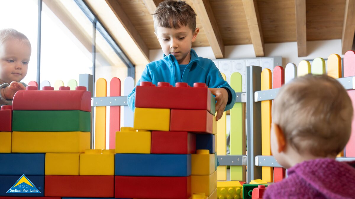 Kinder beim Legospielen Kids Loft Blogbeitrag Serfaus-Fiss-Ladis Tirol | © Serfaus-Fiss-Ladis Marketing GmbH | Andreas Kirschner