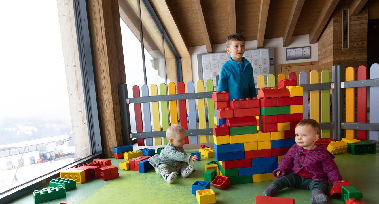 Riesenlegosteine Kinder spielen im Kids Loft in der Sonnenburg Schlechtwetterprogramm Winterurlaub Serfaus-Fiss-Ladis Blogbeitrag | © Serfaus-Fiss-Ladis Marketing GmbH | Andreas Kirschner