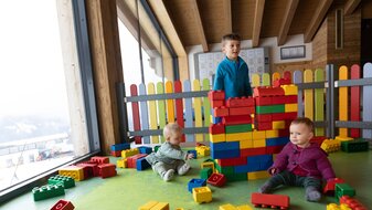 Riesenlegosteine Kinder spielen im Kids Loft in der Sonnenburg Schlechtwetterprogramm Winterurlaub Serfaus-Fiss-Ladis Blogbeitrag | © Serfaus-Fiss-Ladis Marketing GmbH | Andreas Kirschner