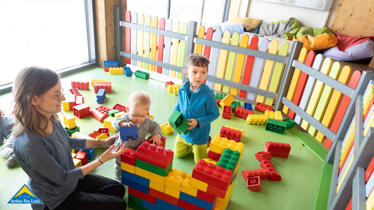 Mutter und Kinder spielen mit Bauklötzen im oberen Stock der Fisser Bergrestaurants Sonnenburg indoor Spielplatz Blog Serfaus-Fiss-Ladis Tirol | © Serfaus-Fiss-Ladis Marketing GmbH | Andreas Kirschner