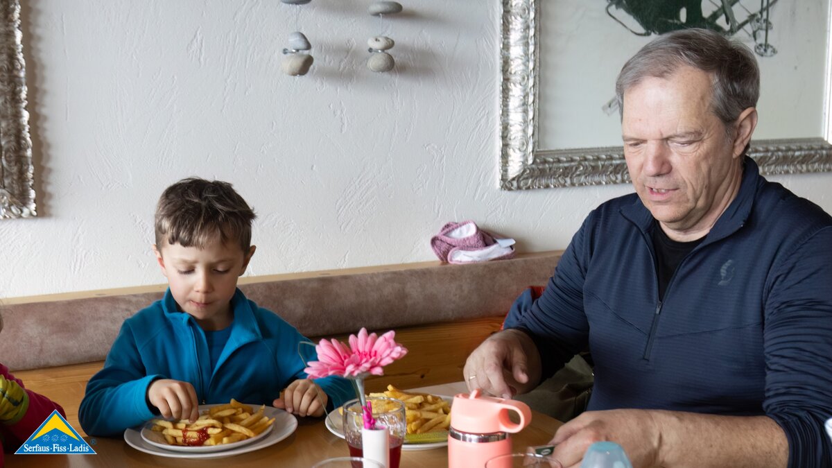 Familienrestaurant Sonnenburg Mittagessen in Serfaus-Fiss-Ladis Winterurlaub Pizza | © Serfaus-Fiss-Ladis Marketing GmbH | Andreas Kirschner