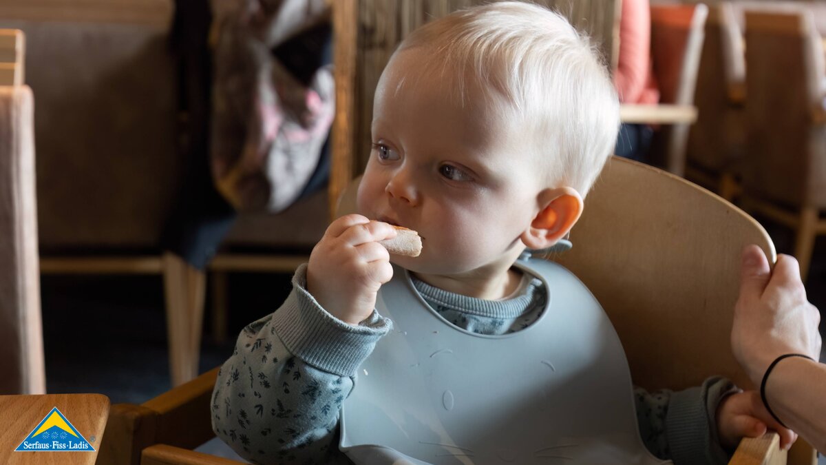 Kleinkind isst Pizza aus dem Holzofen Bergrestaurants Familienregion Serfaus-Fiss-Ladis in Tirol | © Serfaus-Fiss-Ladis Marketing GmbH | Andreas Kirschner