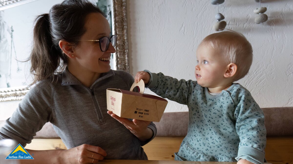 Gebussbox aus Karton Essen in den Restaurants der Familienregion Serfaus-Fiss-Ladis in Tirol mitnehmen statt wegwerfen Nachhaltigkeit | © Serfaus-Fiss-Ladis Marketing GmbH | Andreas Kirschner