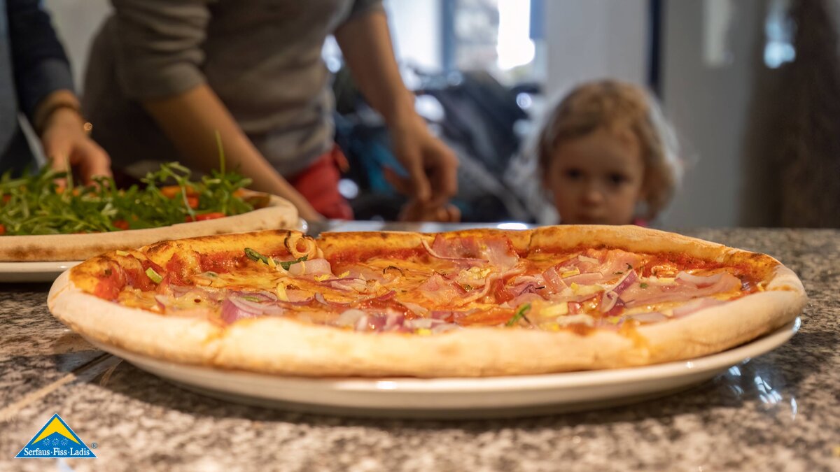 Pizza aus dem Holzofen Bergrestaurant Sonnenburg an der Mittelstation der Sonnenbahn Essen gehen in Serfaus-Fiss-Ladis Tirol | © Serfaus-Fiss-Ladis Marketing GmbH | Andreas Kirschner