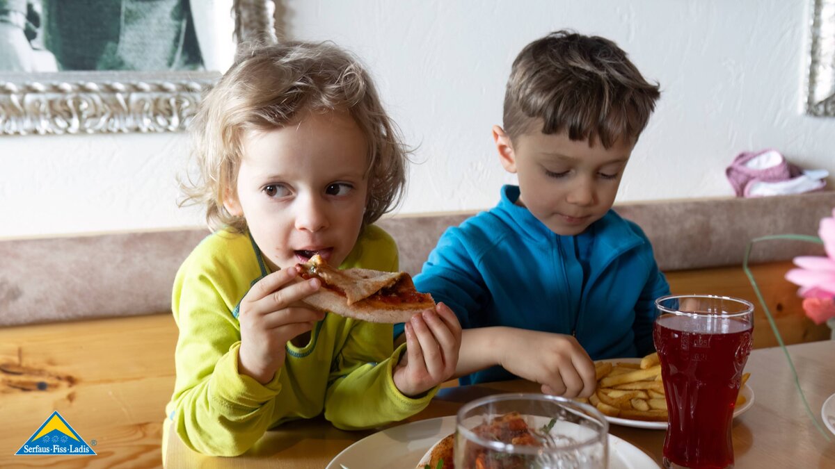 Kinder beim Mittagessen im Familienrestaurant Sonnenburg Pizza Holzofen Serfaus-Fiss-Ladis in Tirol | © Serfaus-Fiss-Ladis Marketing GmbH | Andreas Kirschner
