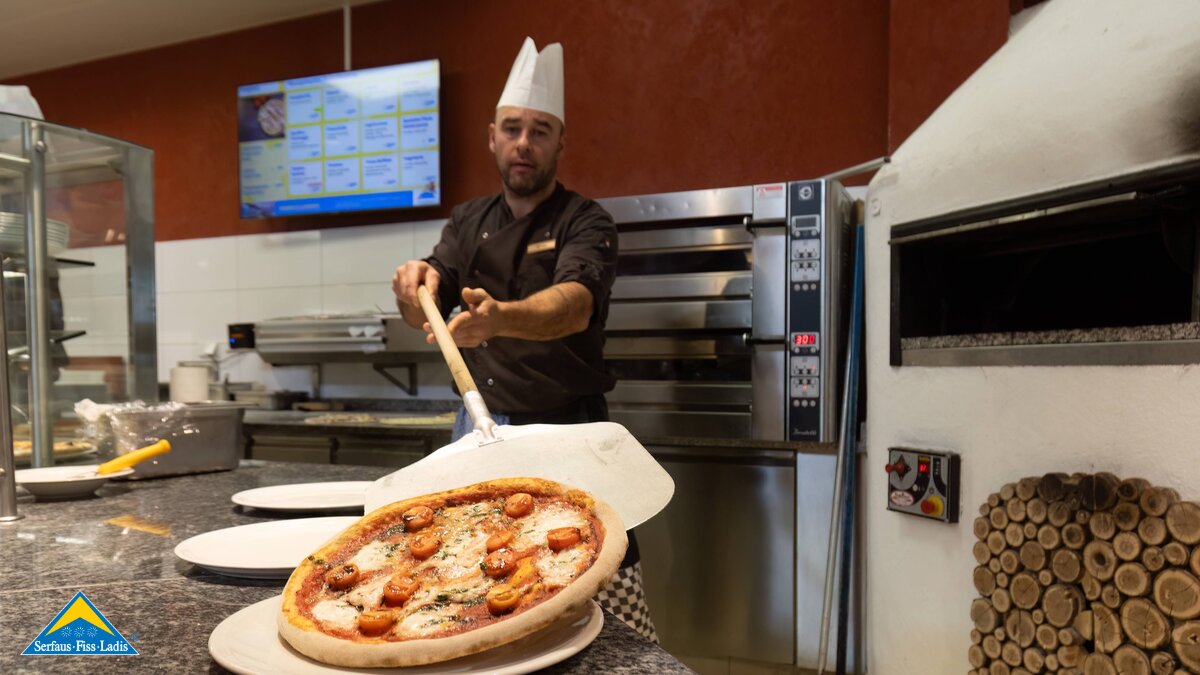 Pizzakoch am Pizzaofen Bergrestaurant Sonnenburg Fisser Bergbahnen Serfaus-Fiss-Ladis in Tirol | © Serfaus-Fiss-Ladis Marketing GmbH | Andreas Kirschner