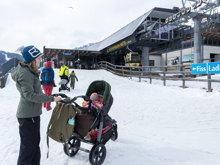 Mittelstation Sonnenbahn Familie mit Kinderwagen vor der Sonnenburg Familienregion Serfaus-Fiss-Ladis in Tirol | © Serfaus-Fiss-Ladis Marketing GmbH | Andreas Kirschner