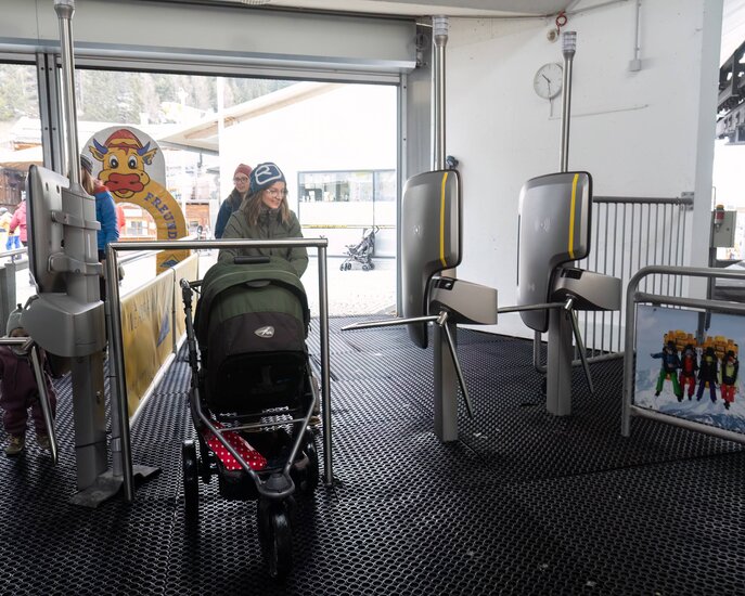 Familie beim Einsteigen in die Sonnenbahn mit Kinderwagen Gondeln Serfaus-Fiss-Ladis in Tirol | © Serfaus-Fiss-Ladis Marketing GmbH | Andreas Kirschner