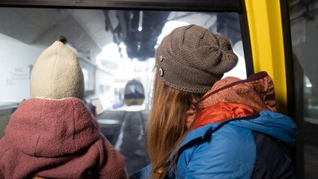 Gondelfahrt mit der Sonnenbahn zum Kids Loft Kleinkind und Mutter blicken aus dem Fenster Lifte Serfaus-Fiss-Ladis in Tirol | © Serfaus-Fiss-Ladis Marketing GmbH | Andreas Kirschner