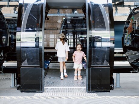 Kinder genießen die Gondelfahrt zur Bergstation Komperdell Serfaus | ©  Serfaus-Fiss-Ladis Marketing GmbH | Rene Raggl