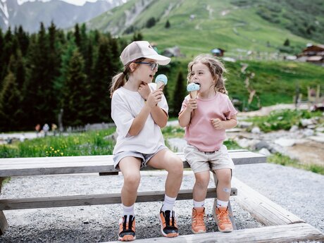 Beliebtes blaues Murmlieis in den Tiroler Bergen | ©  Serfaus-Fiss-Ladis Marketing GmbH | Rene Raggl