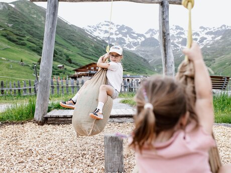 Schwingenden Hängesäcken im Murmliwasser Serfaus | ©  Serfaus-Fiss-Ladis Marketing GmbH | Rene Raggl