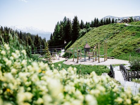 Ein riesiger interaktiver Spielplatz mit Wasser- und Sandspielen in den Tiroler Alpen | ©  Serfaus-Fiss-Ladis Marketing GmbH | Rene Raggl