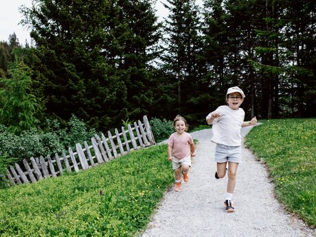 Eifrige Kinder im Abenteuerspielplatz  | ©  Serfaus-Fiss-Ladis Marketing GmbH | Rene Raggl
