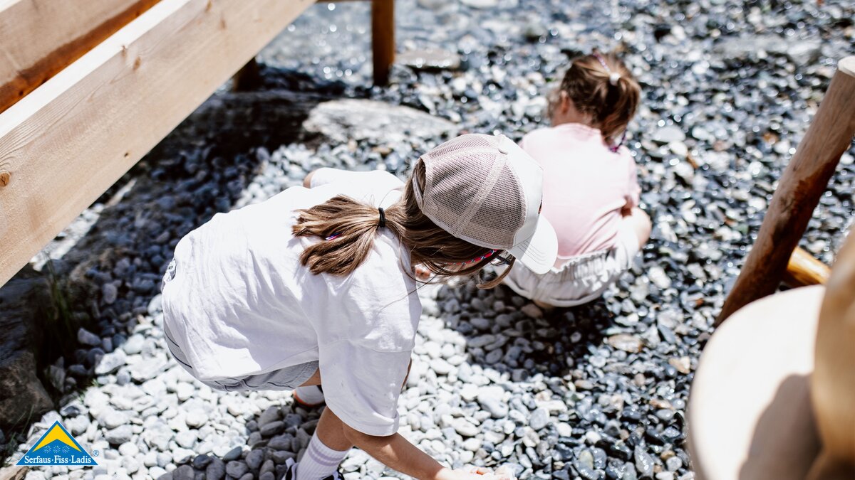 Auf der Suche nach Edelsteine im Murmliwasser Serfaus | ©  Serfaus-Fiss-Ladis Marketing GmbH | Rene Raggl