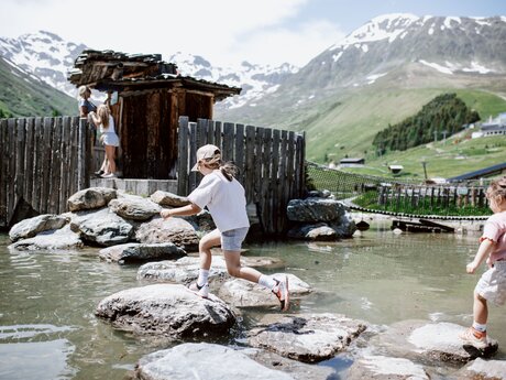 Spielplatz über einen Teich in Tirol | ©  Serfaus-Fiss-Ladis Marketing GmbH | Rene Raggl