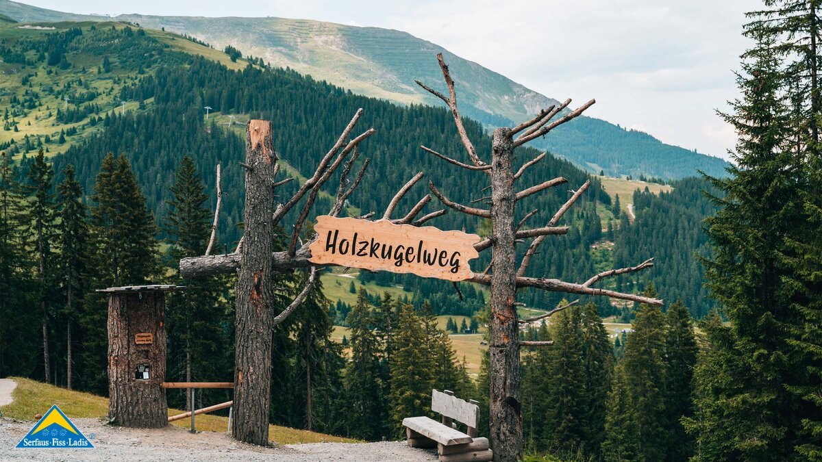 Wanderweg mit Holzkugelbahnen in Serfaus-Fiss-Ladis | © sommertage.com
