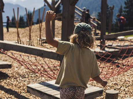 Kind beim spielen in Tirol | © Serfaus-Fiss-Ladis Marketing GmbH | Marius Schatz, Roadtyping